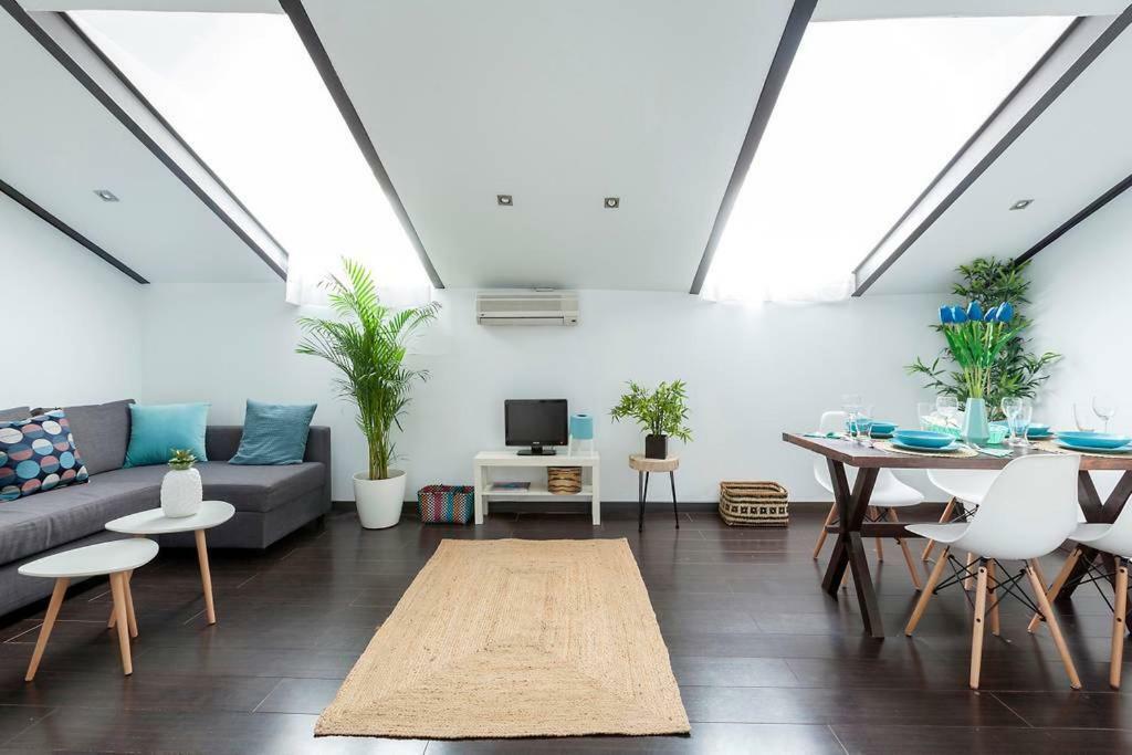 Stunning Newly refurbished loft at Malasaña's heart Madrid Exterior foto